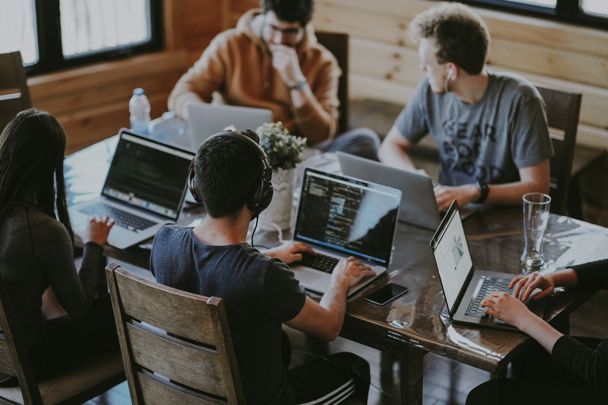 Time colaborando em laptops — IA com engenharia humana